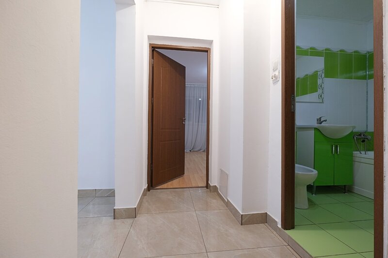 Baneasa- Aerogarii (stradal) apartament 3 camere decomandate ideal salon