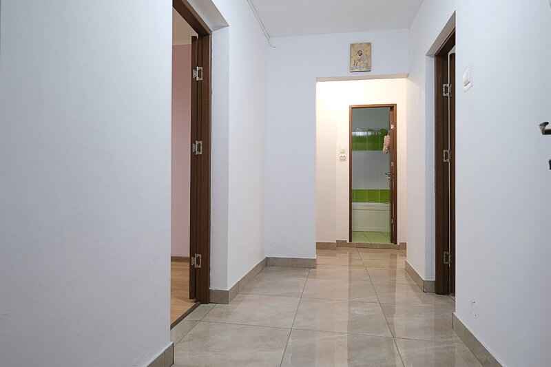 Baneasa- Aerogarii (stradal) apartament 3 camere decomandate ideal salon